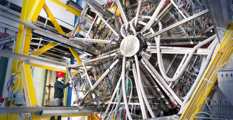 HADES (High Acceptance Di-Electron Spectrometer)